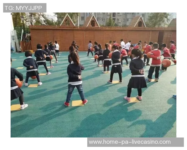 足球的滚球技巧与战术解析助你提升比赛水平与观赏乐趣 足球的滚球技巧与战术解析助你提升比赛水平与观赏乐趣